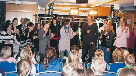 Inte ens lärarkåren kom undan utan de fick sjunga och dansa för eleverna.