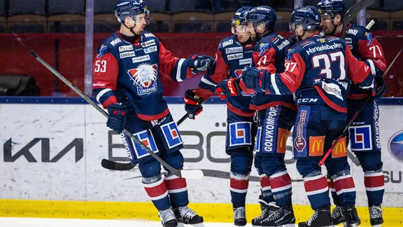 Linköpings Broc Little jublar med lagkamrater efter att han reducerat till 1-2.
