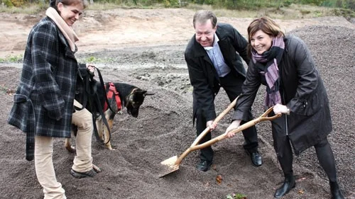 Hunden Afrodite med sin matte, Hans Lander och Anna Bertilsson tog det första spadtaget med ett stort leende.