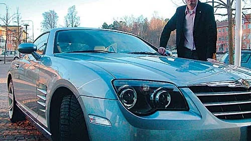 Johannes Gardelöf med den Chrysler han tog till Valhall. Jag glömde fråga om det var hans egen eller en provkörning...