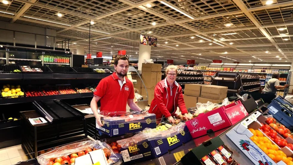 Fredrik Fullmestad och Lena Karlsson packar upp frukt. I morgon torsdag kl 10 öppnar nya Priso Hemköp.