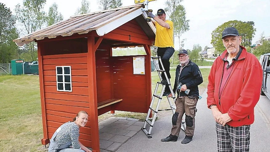 En av de fyra nya busskurer, på bilden från vänster Nina Bragsjö, Johan Lundberg, Tommy Isaksson och Inge Teodorsson. Foto: Roelof Stroetinga