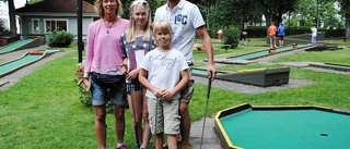 Populärt att spela minigolf på sommaren