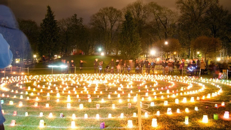 Lyktor tillverkade av förskolebarn tändes i Stadsparken.