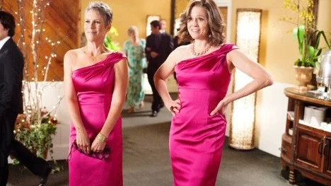 Jamie Lee Curtis och Sigourney Weaver i You again.