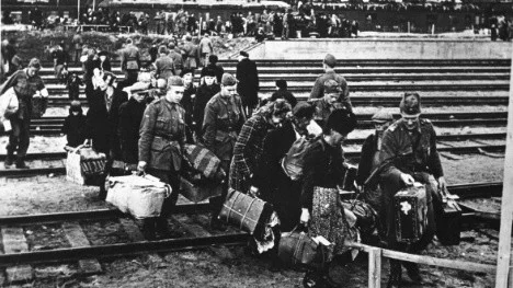 Svenska soldater hjälper finska flyktingar med deras tillhörigheter vid ankomsten till Haparanda i September 1944.