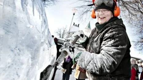 Britta Norrvi skulpterar i isblock.