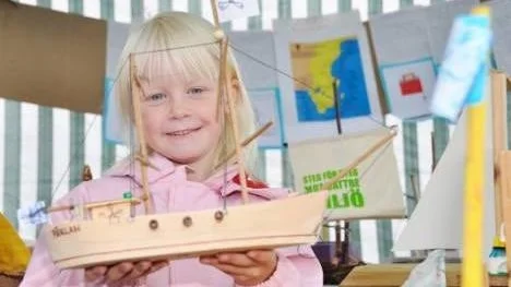 Idde Sundberg visar upp sin båt Pärlan.