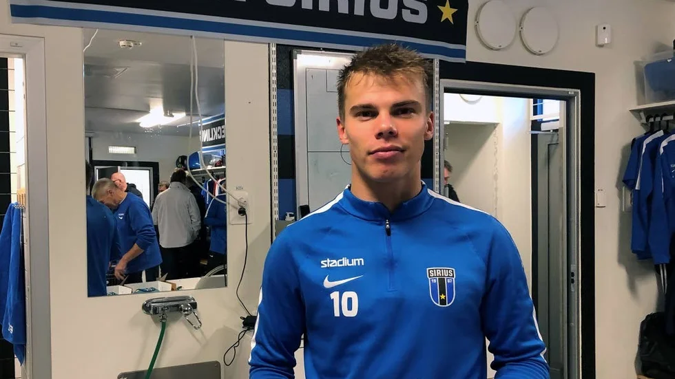 Elias Andersson och de andra spelarna bjöds på tårta av supportrarna i omklädningsrummet inför matchen mot Djurgården. Tillsammans firade man det säkrade kontraktet.