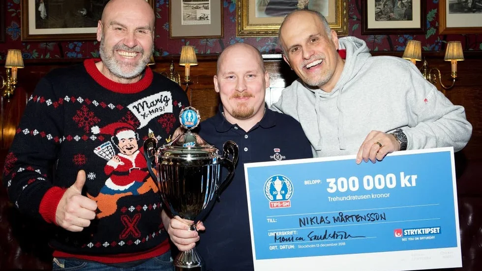 Niklas Holmgren poserar med vinnaren Niklas Mårtensson från Gimo. Länst till höger står Pierre Johnson.