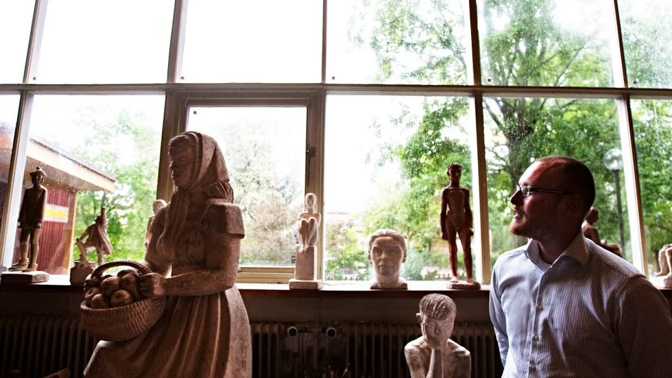 Museichefen Tomas Järliden i ateljén på Bror Hjorths hus, ett museeum  som får fortsätta att ha fri entré under 2019.
