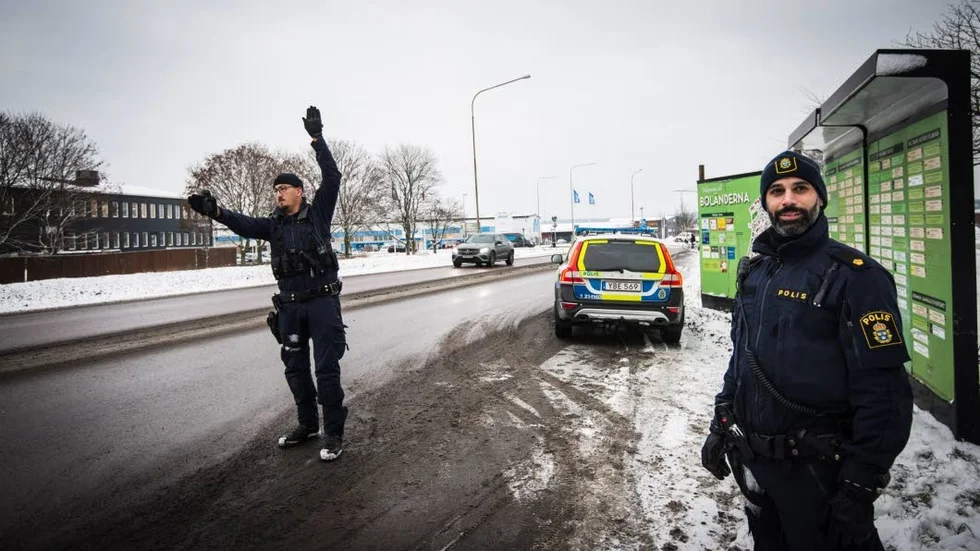 Polisassistenterna Daniel Hwass och Rasem Sammar vinkar in trafikanter på Stålgatan i Uppsala. "Många förstår varför vi står här och gör kontrollerna. De tar sig tid och låter oss att undersöka bilen utvändigt", säger Rasem Sammar.
