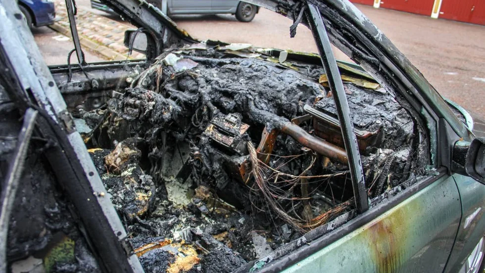 En bil eldades upp i Sandvad i Västland på onsdagsmorgonen. Nu har polisen inlett en utredning då man misstänker brott i samband händelsen.