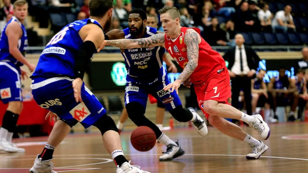 Axel Nordström, i rött, under en match mot Luleå.