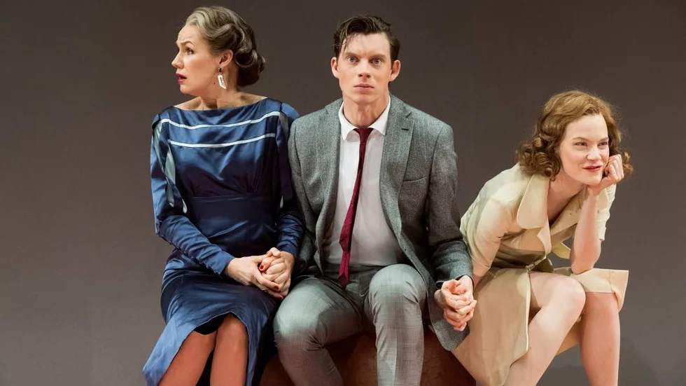 Avancerad storytelling när den blivande fästmannen, spelad av Rasmus Luthander, ska berätta om vem han är för sin blivande svärmor (Tova Magnusson) och fästmö (Electra Hallman) i farsen "Förlovningen" på Dramaten.