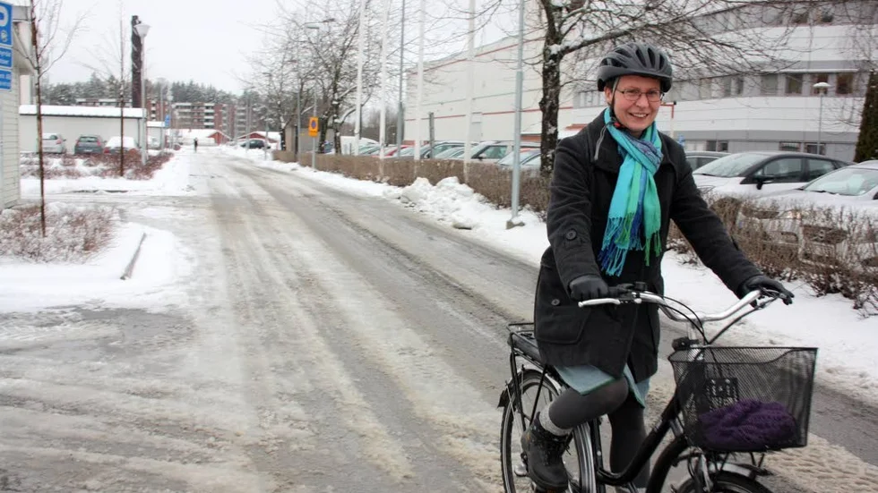Camilla Wester, miljöstrateg på Enköpings kommun, menar att hennes kollegor på kommunledningskontoret allt oftare väljer elcykeln istället för bilen.