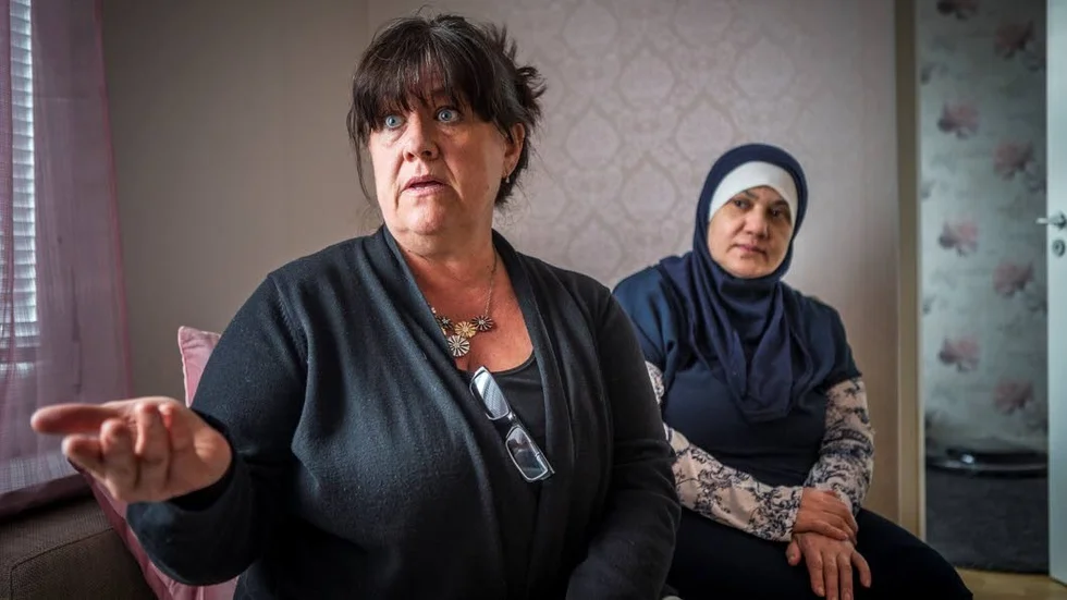 Maria Oldberg har varit Ahmads skolkurator. "Jag är inte naiv och ställer mig inte bakom något som jag inte vet är sant. Här måste Migrationsverket ompröva sitt beslut", säger hon. I dag bor Ahmad hos sin mormor Huson Hamid, som också syns på bilden.