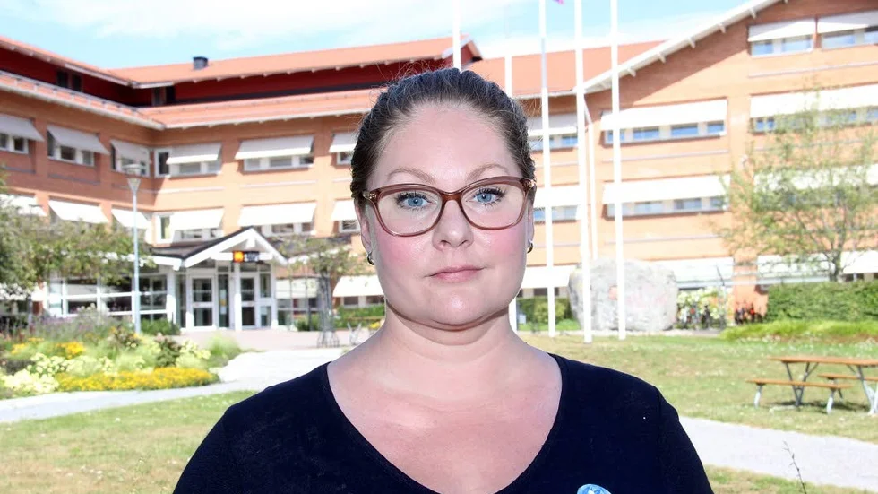 Anette Erling Jivenius (L) utanför Kommunhuset i tidningens valintervju i somras.