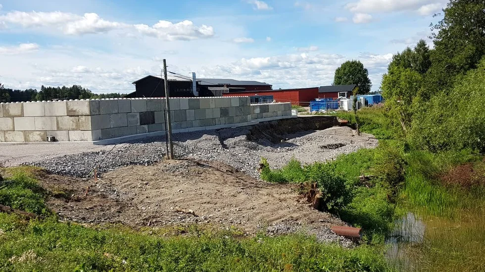 Tidigt i höstas rasade delar av det upprustade markområdet vid återvinningscentralen i Skärplinge nere i Strömarån. Nu vidtar det kommunala bolaget Temab  juridiska åtgärder mot det företag som gjorde markarbetena.