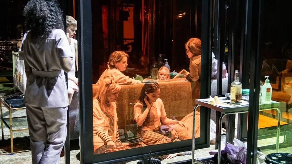 Flera gestaltningar av den ganska vanliga kvinnan Mary Page Marlowe ges i en föreställning som haft premiär på Dramaten.