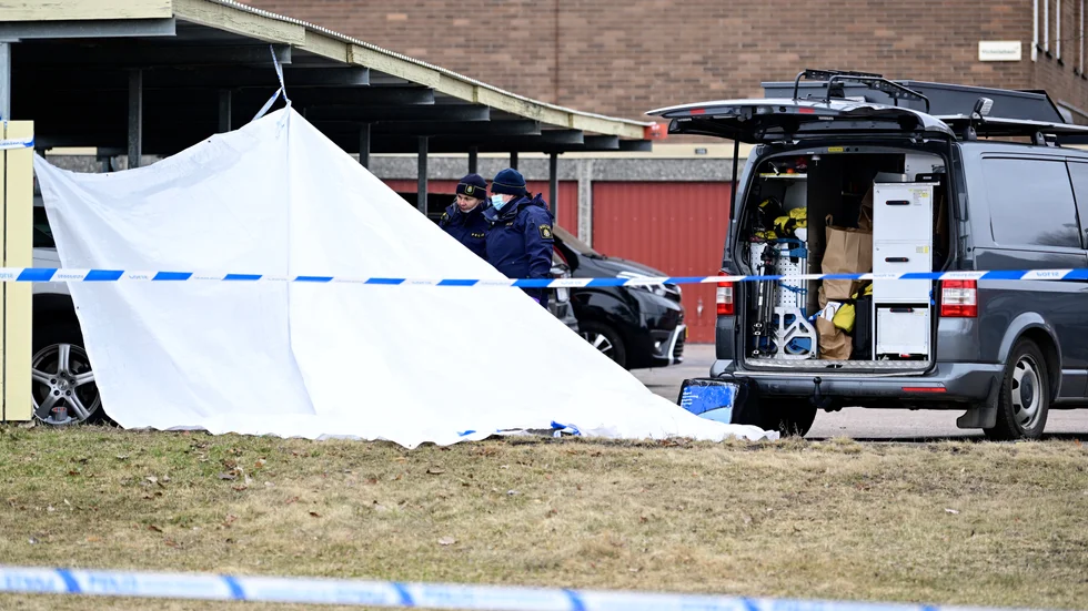 Platsen för dådet spärrades av och polistekniker kom till Bro för att samla bevis på morddagen 7 april. Den Håbobo som misstänks för mordet på arbetskamraten sitter häktad i väntan på de sista dagarna av rättegången.
