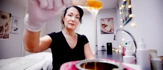Efter år av sexuella trakasserier – salongsägaren Marie-Lou har fått nog: "Kränkande både för mig som kvinna och för min yrkesroll"