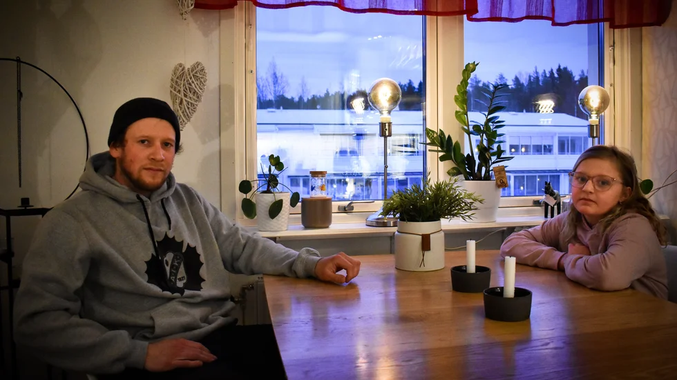 Robert Berglund och Clara Berglund flyttade till Ursviken 2021, efter en tragisk olycka då Claras mamma gick bort.