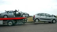 Brandförsvaret måste klippa upp taket på den ena bilen för att undsätta de skadade. Bilen bärgades senare från platsen.