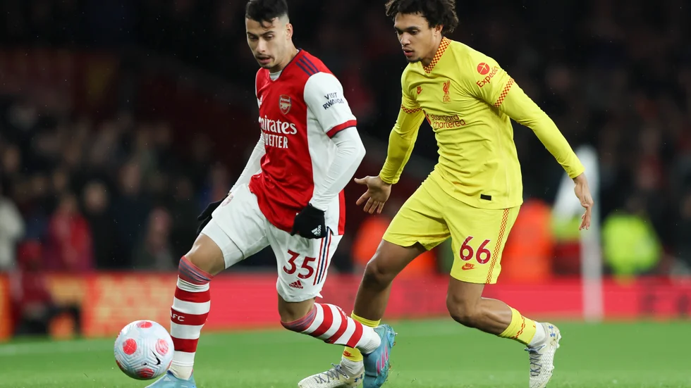 Arsenals Gabriel Martinelli, till vänster, och Liverpools Trent Alexander-Arnold i en Premier League-match den 16 mars. Arkivbild.