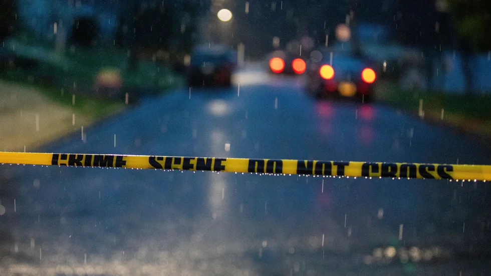 Två personer dödades, en misstänkt skytt och en polis, under en skottlossning i staden Lebanon i Pennsylvania i USA.