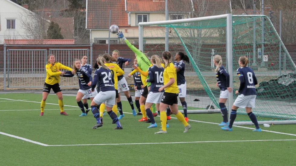 Trångt i straffområdet när Gusk försöker få in en hörna.