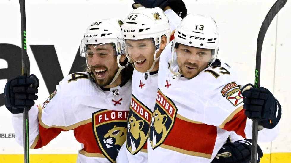Floridas Gustav Forsling (mitten) firar vinnarmålet med Ryan Lomberg (vänster) och Sam Reinhart (höger).