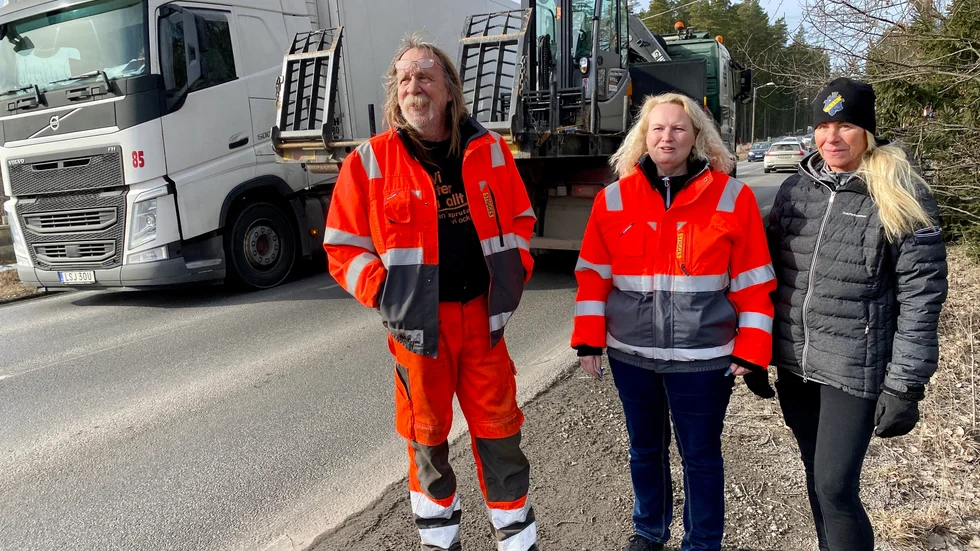 Stig Andersson, Lena Pettersson och Jeanette Moback tycker att trafiken som leds om från E20 kör för fort längs Folkestavägen.