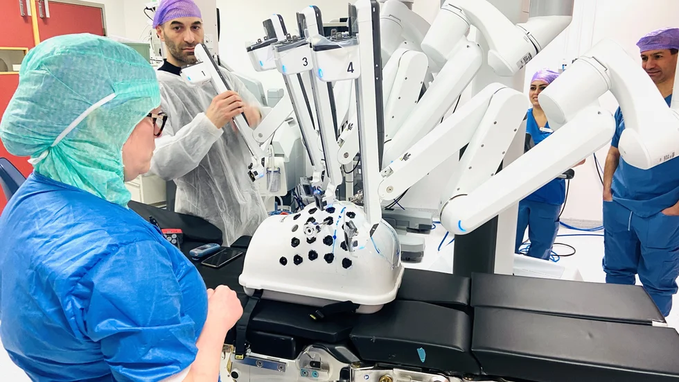 Kirurger, operationssjuksköterskor och undersköterskor intensivutbildades under flera månader i den allra senaste tekniken innan Da Vinci började gå skarpt i operationssalen på Mälarsjukhuset förra våren. Tekniken, där robotarmarna fästs i patientens buk och styrs av läkarna från en konsol en bit ifrån britsen, har nu använts under 350 operationer.