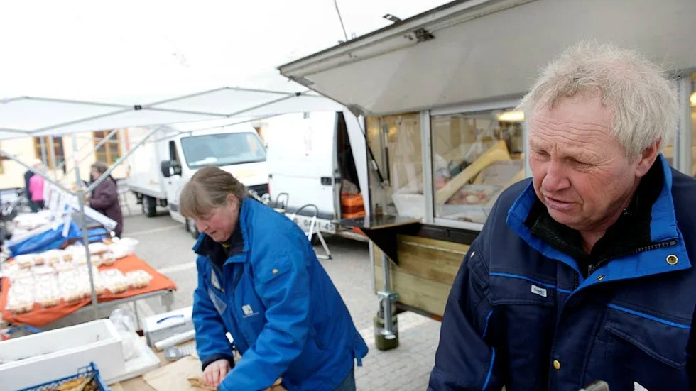 Frida Norinder och Anders Gustavsson är torghandlare på Stora Torget.