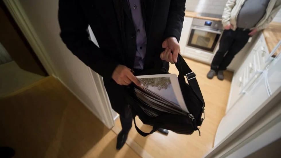 Mäklaren borde kollat sina kunder mer noggrant, till exempel genom identitetshandlingar.
