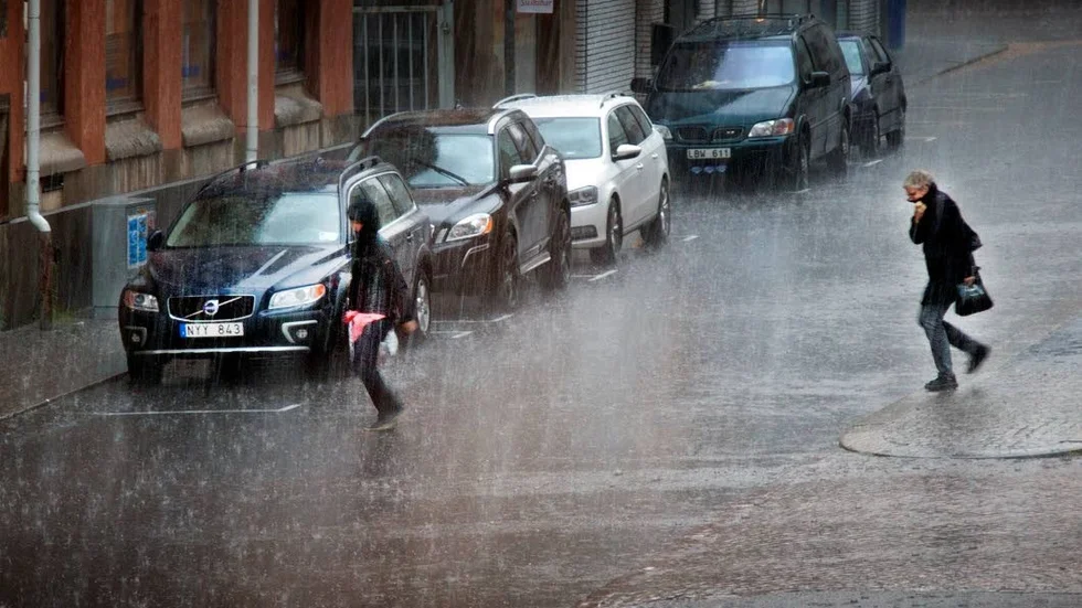 Oväder. SMHI varnar för stora regnmängder.