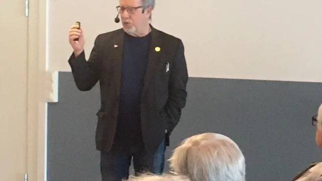 Curt Persson föreläste om Luleås historia.     