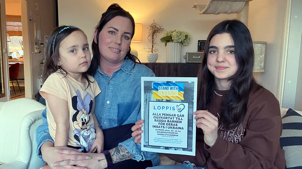 Mia Pettersson och dottern Vilda Törnberg inbjuder till loppmarknad på Solbergavägen i Åkers styckebruk den 20 mars. Intäkterna går oavkortat till Rädda barnens hjälparbete i Ukraina. "Det är jättejobbigt att veta att barn far illa, och vi vill ju hjälpa till på något sätt", säger Mia Pettersson.