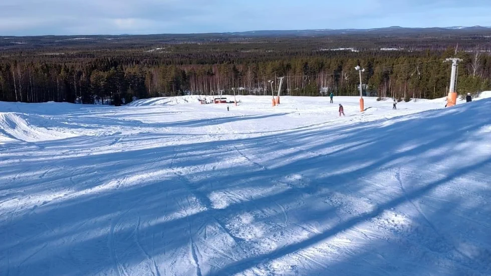 
Djupa bil- och skoterspår i den idéellt drivna skidbacken. ”Synd när man planerat att ha öppet”.