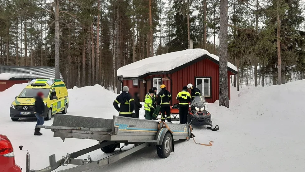 En stor sökinsats inleddes efter att en man kommit till fots och larmat om att han och en kamrat gått igenom isen med skoter.