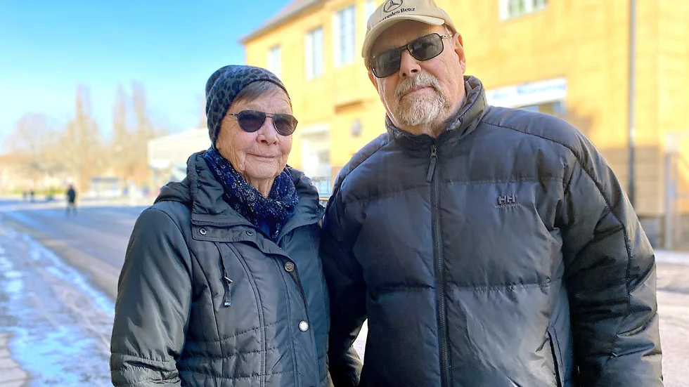 Yvonne och Anders Eriksson, Enköping.
”Nja, lönerna är inte jämlika inom exempelvis sjukvården, men ungdomarna idag är mer jämlika än när vi var unga. Men det behövs en förändring när det gäller lönerna”, säger Yvonne.
”Kvinnornas löner hänger inte med, männen tar mer plats och armbågar sig fram och det är fler män i företagens styrelser även om det har jämnats ut. Men jag ser att pojkarna hjälper till hemma mycket mer idag än när jag var ung”, säger Anders.
