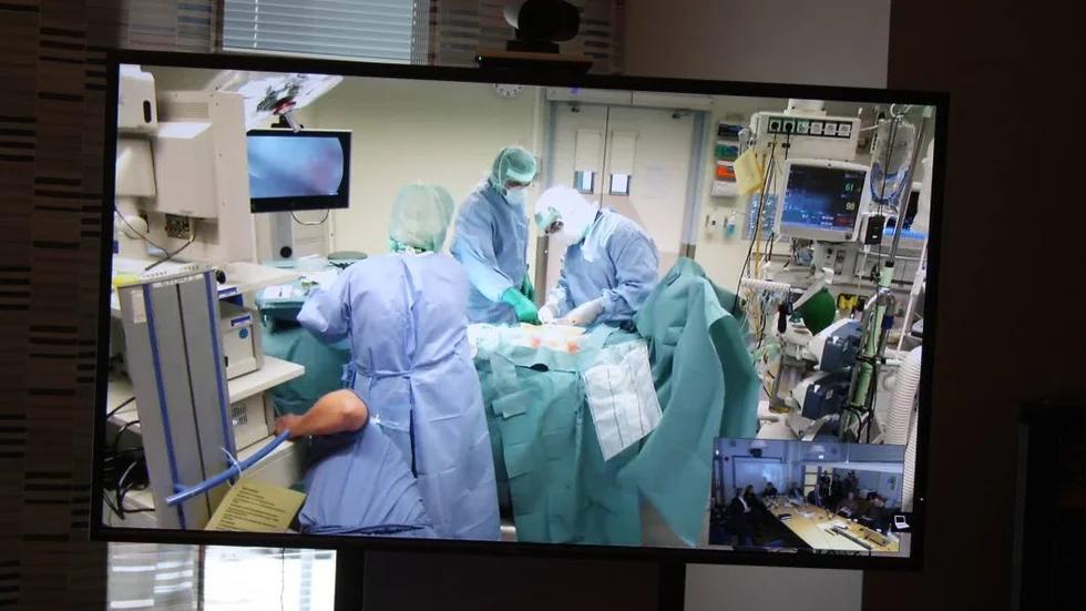 Bilden tagen i februari 2018 under en bråck-operation med sandwich-teknik.