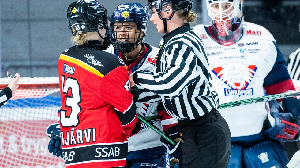 Linnea Johansson är diskussionssugen framför LHC-målet. Luleå vann första SM-semifinalen och tabelltrean var bättre än tabelltvåan.