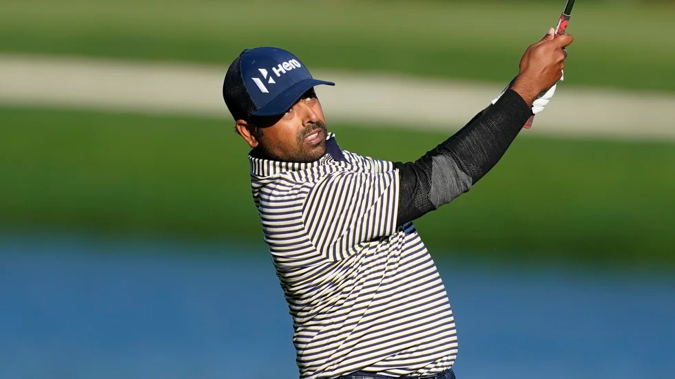 Anirban Lahiri slår ut.
