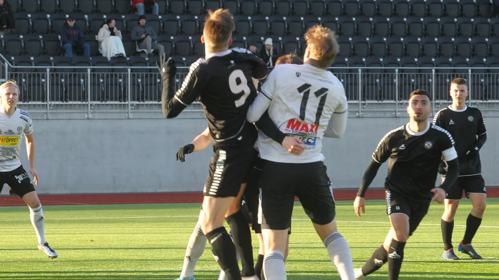 Motala AIF:s Eric Forsberg är uppe på hörna mot Örebro SK i första halvlek.