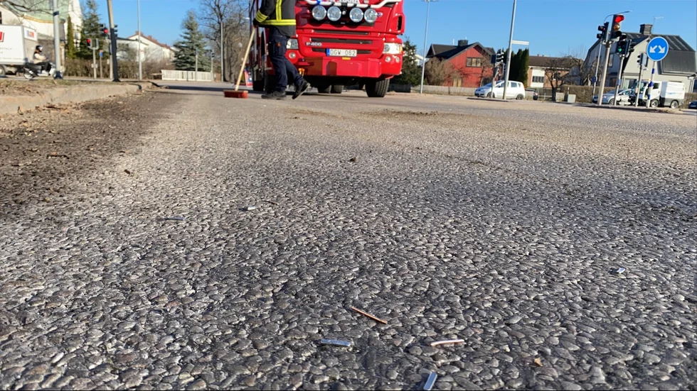 Olika typer av metallbitar och beslag föll ut på vägbanan. Den anmälan som kommit in har redan lagts ner.