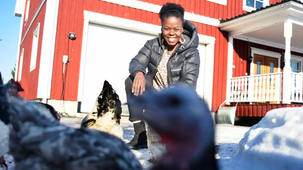 I söndags var det premiär för årets säsong av "Robinson" och Angela Praxedes dök upp i tv-rutan. Till vardags lever hon i Öjebyn där hon lever bland höns, barn och hundar.