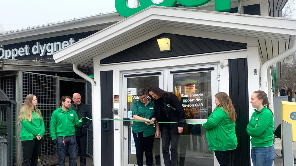 Elin Chalkias, butikschef, och Meta Persdotter, vd för Coop butiker och stormarknader, klipper bandet till den nya butiken.