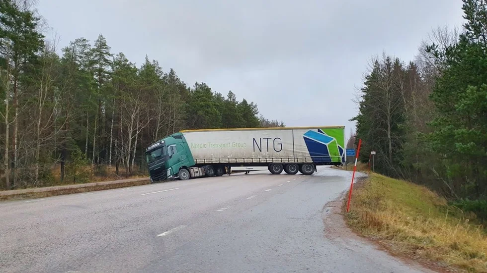 Lastbilen blockerar vägen.